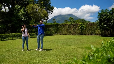 Vista aérea de un lote con casa de techo rojo en un desarrollo de Grupo Ecoquintas